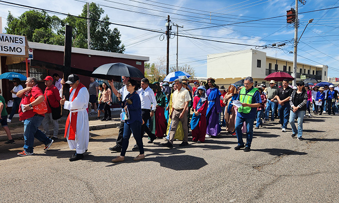 Realizan católicos ceremonia de viacrucis en distintas parroquias