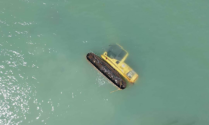 Cae excavadora al mar en Bahía de Kino