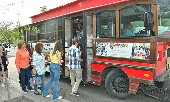 Disfrutan del Trolebús Turístico de Hermosillo; Residentes y visitantes
