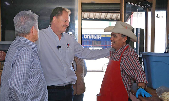 Visita “El Borrego” Gándara a locatarios y clientes del Mercado No. 2