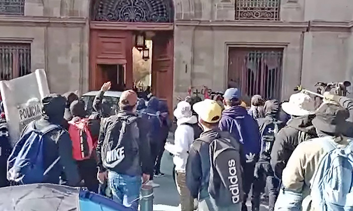 Tumban puerta de Palacio Nacional; Normalistas de Ayotzinapa