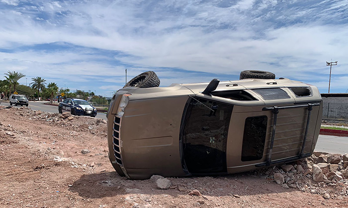 Abandonan camioneta tras volcarse en Guaymas