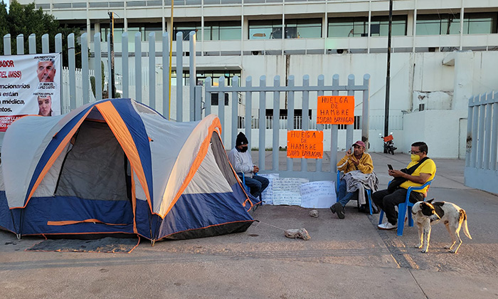 Levanta huelga de hambre en el IMSS tras lograr atención médica