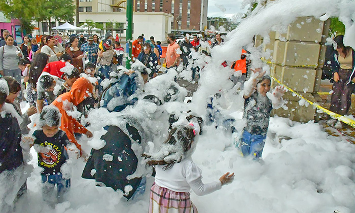 Disfrutan familias fiesta de espuma en la Víactiva durante este domingo