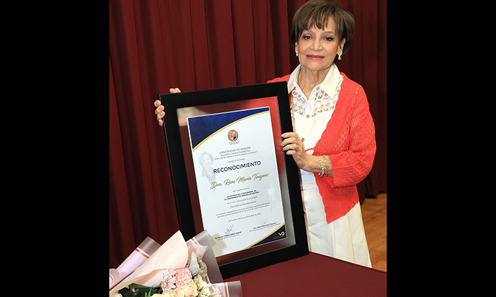 Reconocen trayectoria de Rosa María Tinajero en la Universidad de Sonora