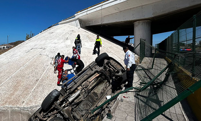 Resulta adulto mayor lesionado en volcadura en el puente de Miramar