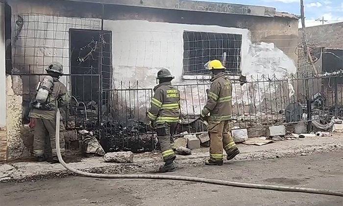 Sofocan Bomberos incendio en vivienda en la colonia Balderrama