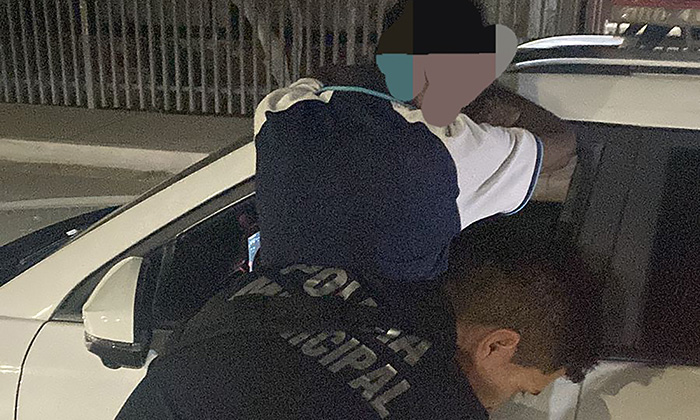 Arrestan a sujeto por maltratar a su esposa en la comisaría Miguel Alemán