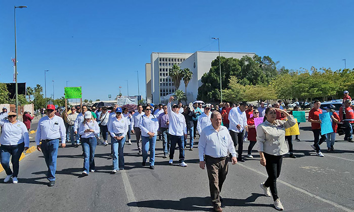 Marchan Steus y Staus para exigir justicia laboral y salarial; Colapsan calles