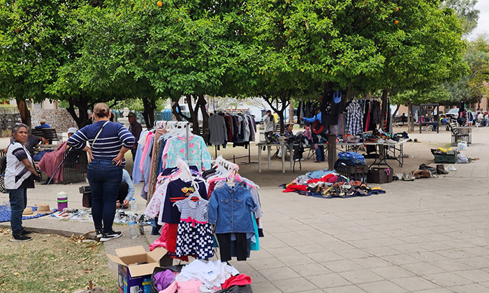 Convierten parque El Mundito en tianguis en el Centro