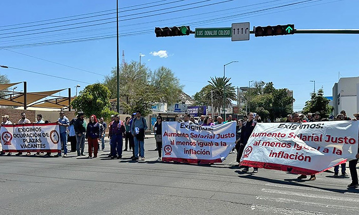 Bloquea maestros universitarios transitado crucero