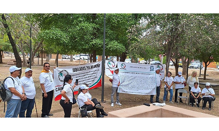 Jubilados del IMSS exigen devolución de Afores; Se manifiestan en el Parque Madero