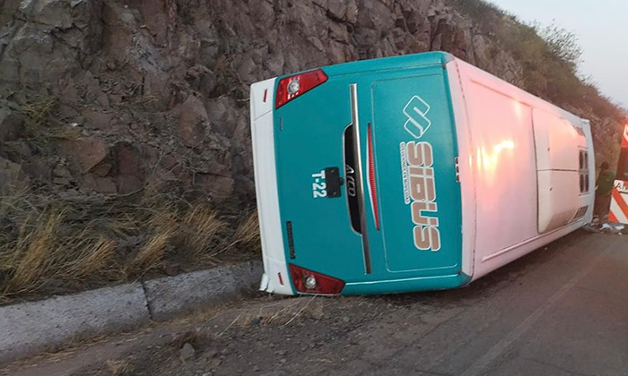 Vuelca camión de personal de maquilas en Guaymas