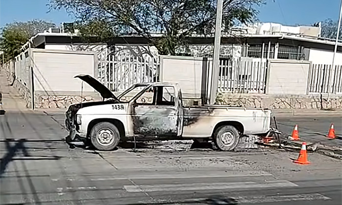 Consume incendio un pick up en el Bulevar Colosio y San Bernardino