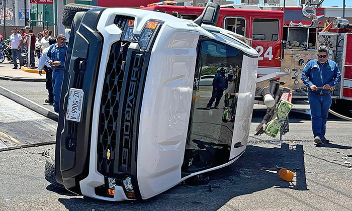 Vuelca camioneta de CFE tras choque en Guaymas