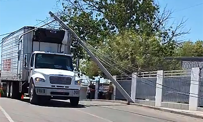 Camión de carga derriba poste de CFE en Palmar del Sol