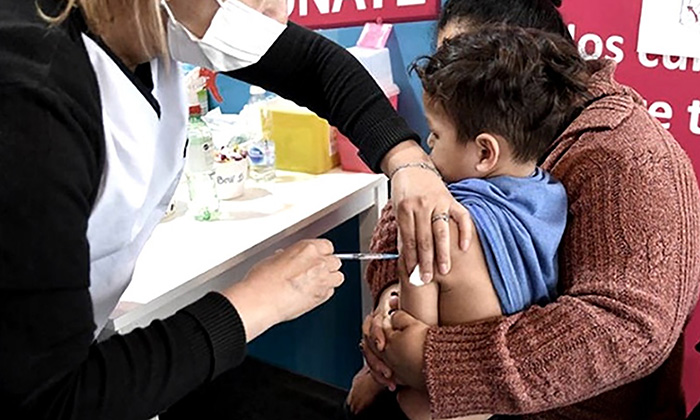 Inicia vacunación contra sarampión a menores; Personal de la Secretaría de Salud