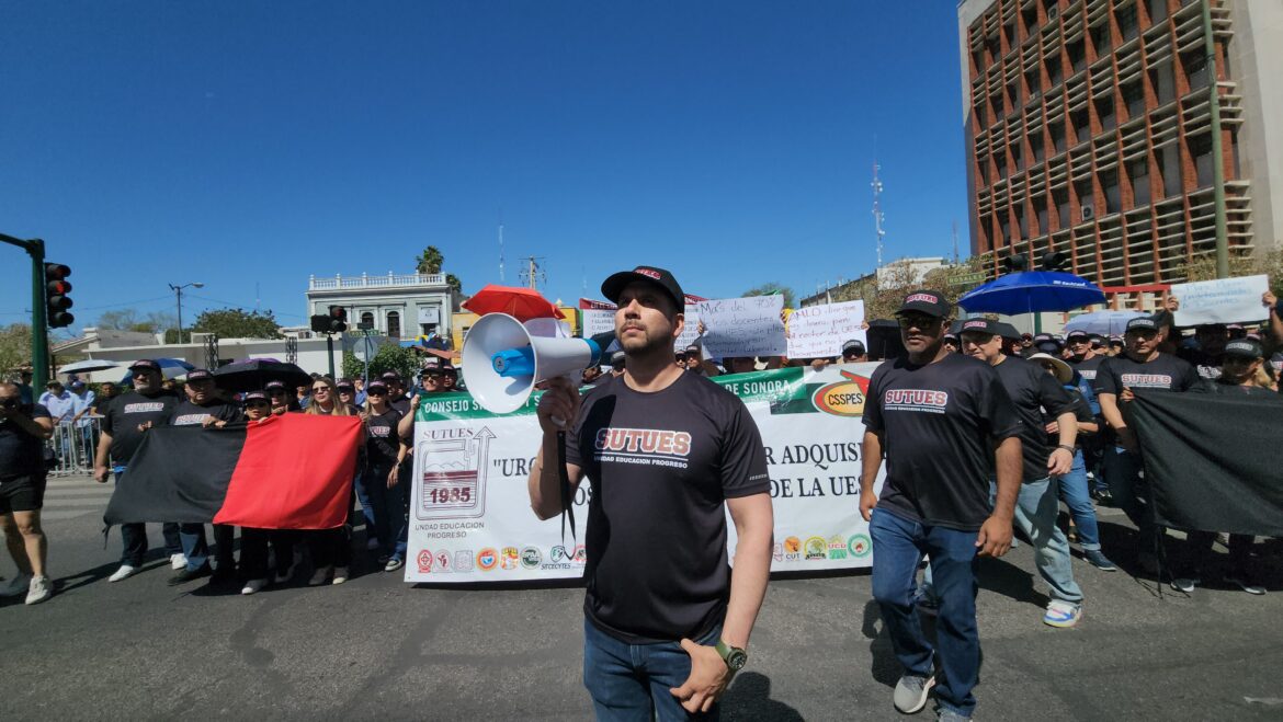 Más de 20 mil trabajadores participan en desfile del Día del Trabajo