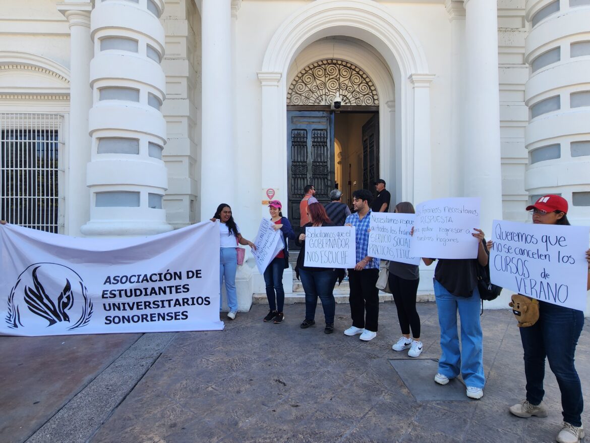 Estudiantes de Unison piden solución a huelga; Se manifiestan en Palacio de Gobierno