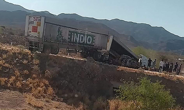 Vuelca tráiler y cae carga sobre auto en la carretera Guaymas Hermosillo