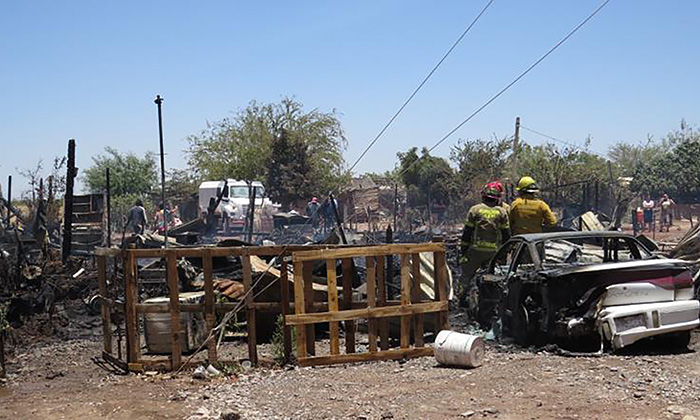 Destruye fuego seis casas; muere mujer de susto en Pueblo Yaqui
