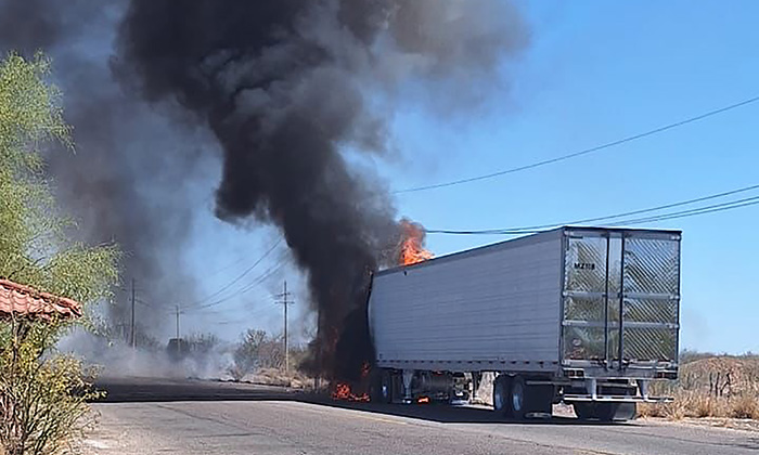 Se incendia tractocamión en el Valle de Guaymas