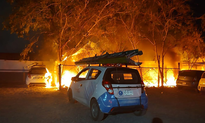 Consume incendio parcialmente un automóvil en la colonia San Benito