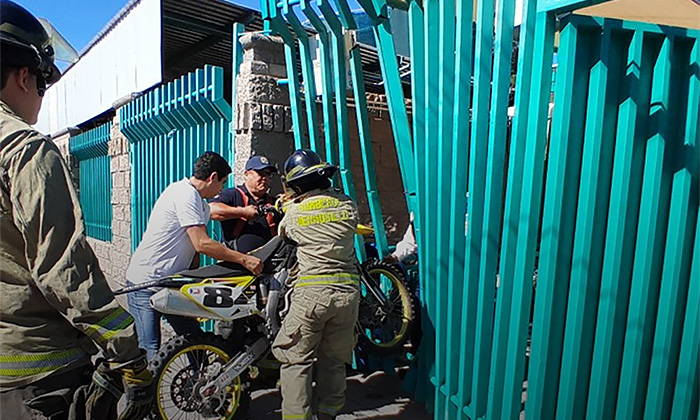 Se impacta motociclista contra cerco de escuela en la colonia Pitic