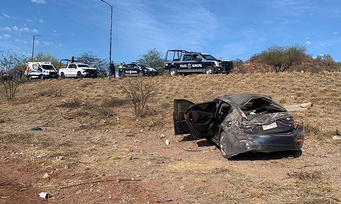 Salen dos personas lesionadas en volcamiento en Guaymas