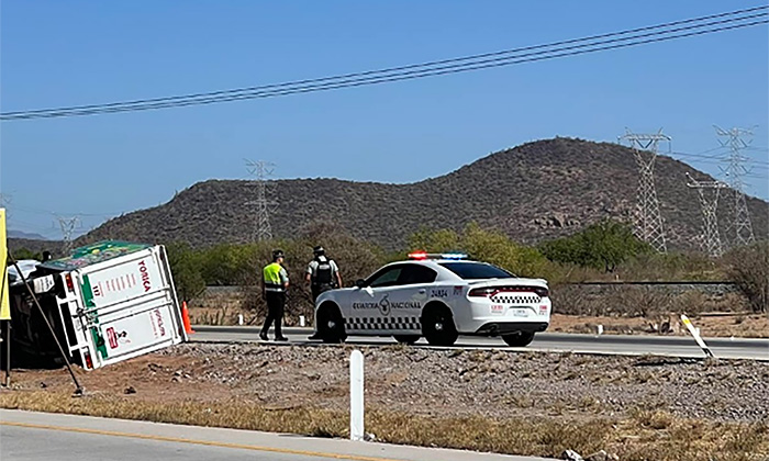 Resulta conductor ileso tras volcarse en la carretera Obregón-Guaymas