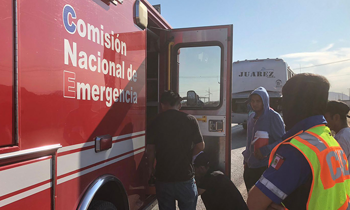 Hidratan paramédicos de CNE a viajeros en Empalme