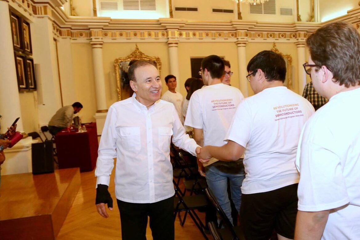 Reconoce gobernador Alfonso Durazo a jóvenes que viajarán a Taiwán