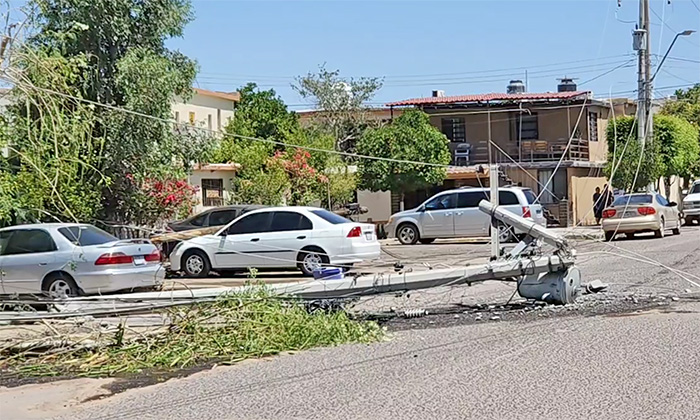 Derriba tráiler ocho postes en la colonia Sahuaro Indeco