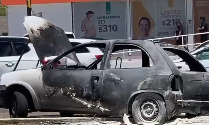 Consume fuego un automóvil en movimiento en la colonia Loma Linda