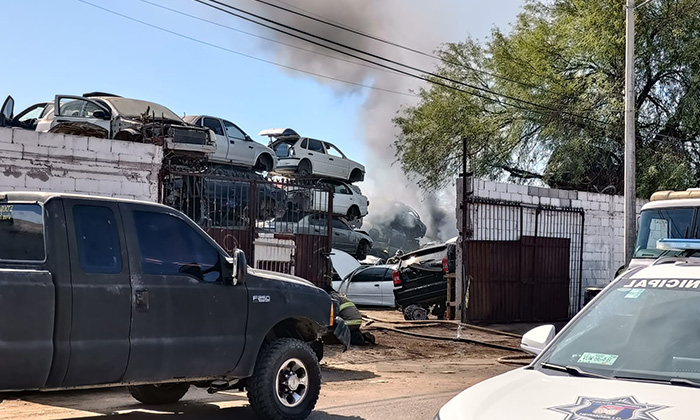 Consume incendio autos en un yunque en la colonia Unión de ladrilleros