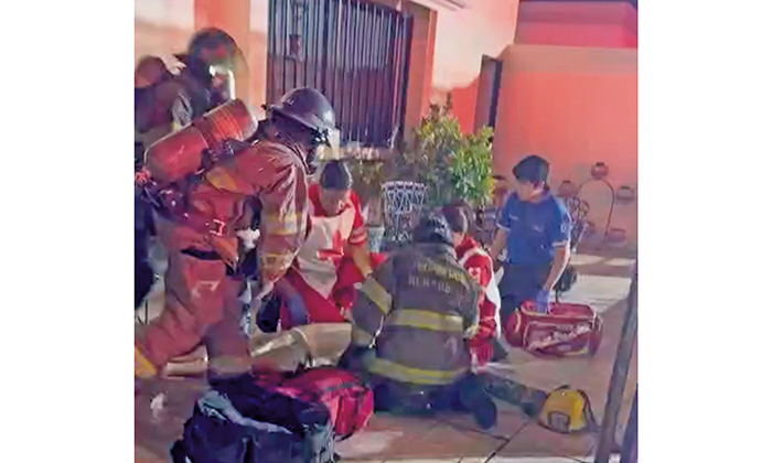 Salvan a mujer de incendio; Agente municipal y bomberos