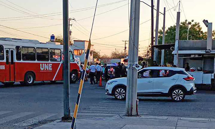 Golpean y atropellan a elemento policiaco