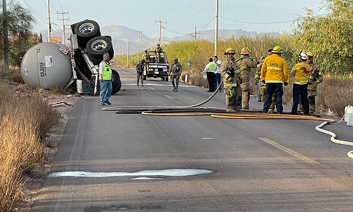 Vuelca cisterna cargada con diésel en la carretera a San José de Guaymas