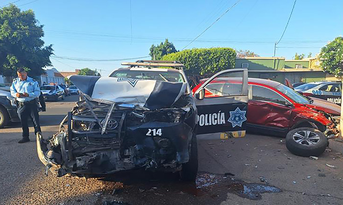 Impacta mujer a patrulla y resulta herida en Ciudad Obregón