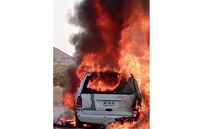 Consume incendio una vagoneta en la carretera Hermosillo-Guaymas