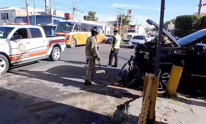Embiste pick up a sedán y huye conductor en la colonia San Benito