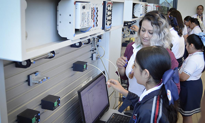 Promueve UTG interés por ingeniería entre niñas de primaria