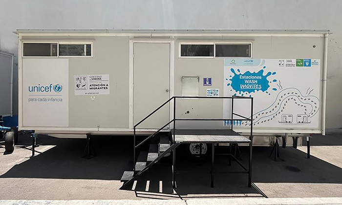 Dona Unicef equipo sanitario para migrantes; Son dos lavatorios móviles