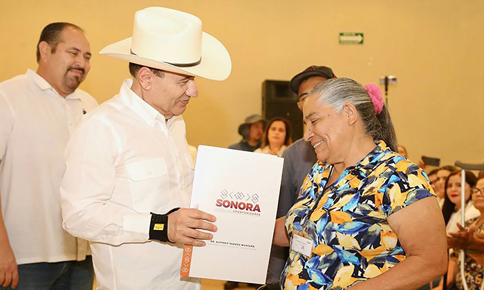 Atiende gobernador rezago en titulación