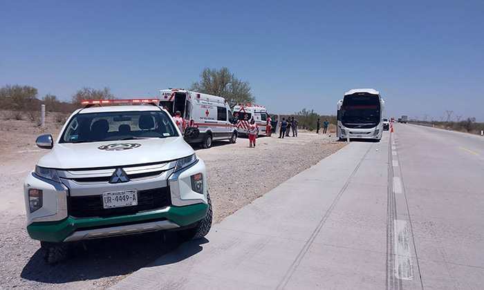 Auxilian a pasajeros de camión averiado en carretera tras sufrir deshidratación y golpe de calor