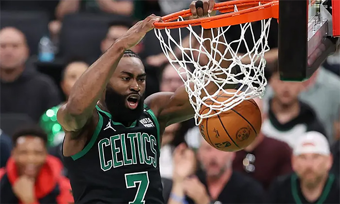 Celtics gana el segundo a Mavericks; Se acerca a la corona