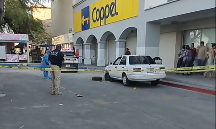 Balea sujeto un automóvil por fuera de Coppel Sahuaro