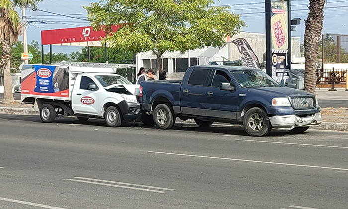 Deja choque carambola solo daños en el bulevar López Portillo