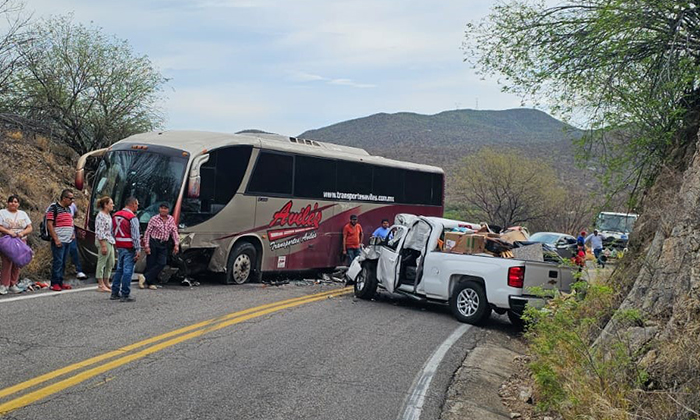 Deja camionazo siete heridos en la carretera Ures Mazocahui