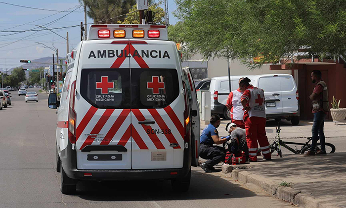 Impacta automóvil a ciclista en el Centro